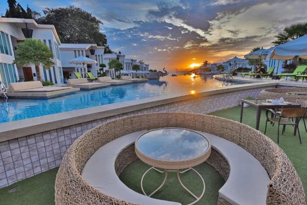 Vannee Golden Sands Beachfront Resort 14/24
