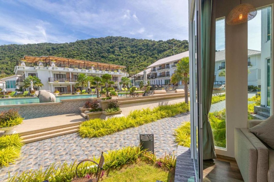 Vannee Golden Sands Beachfront Resort 15/24