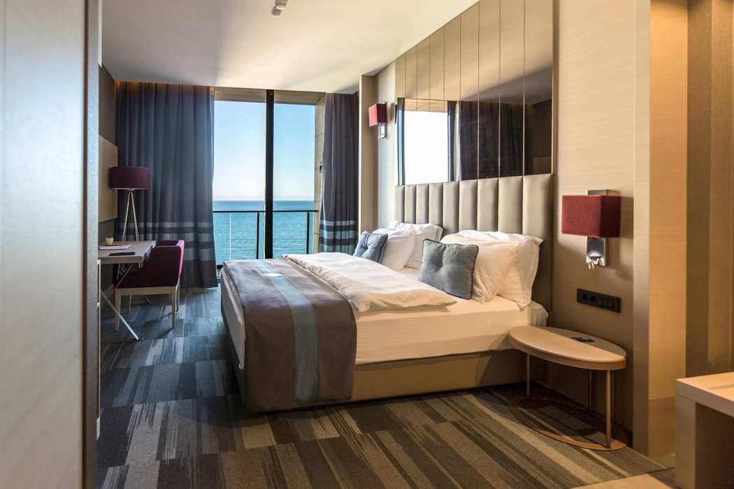 Vista Hotel 9/30