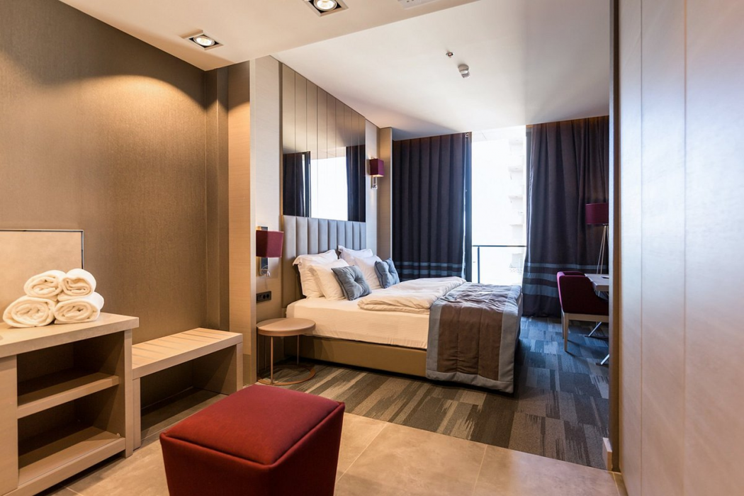 Vista Hotel 8/30