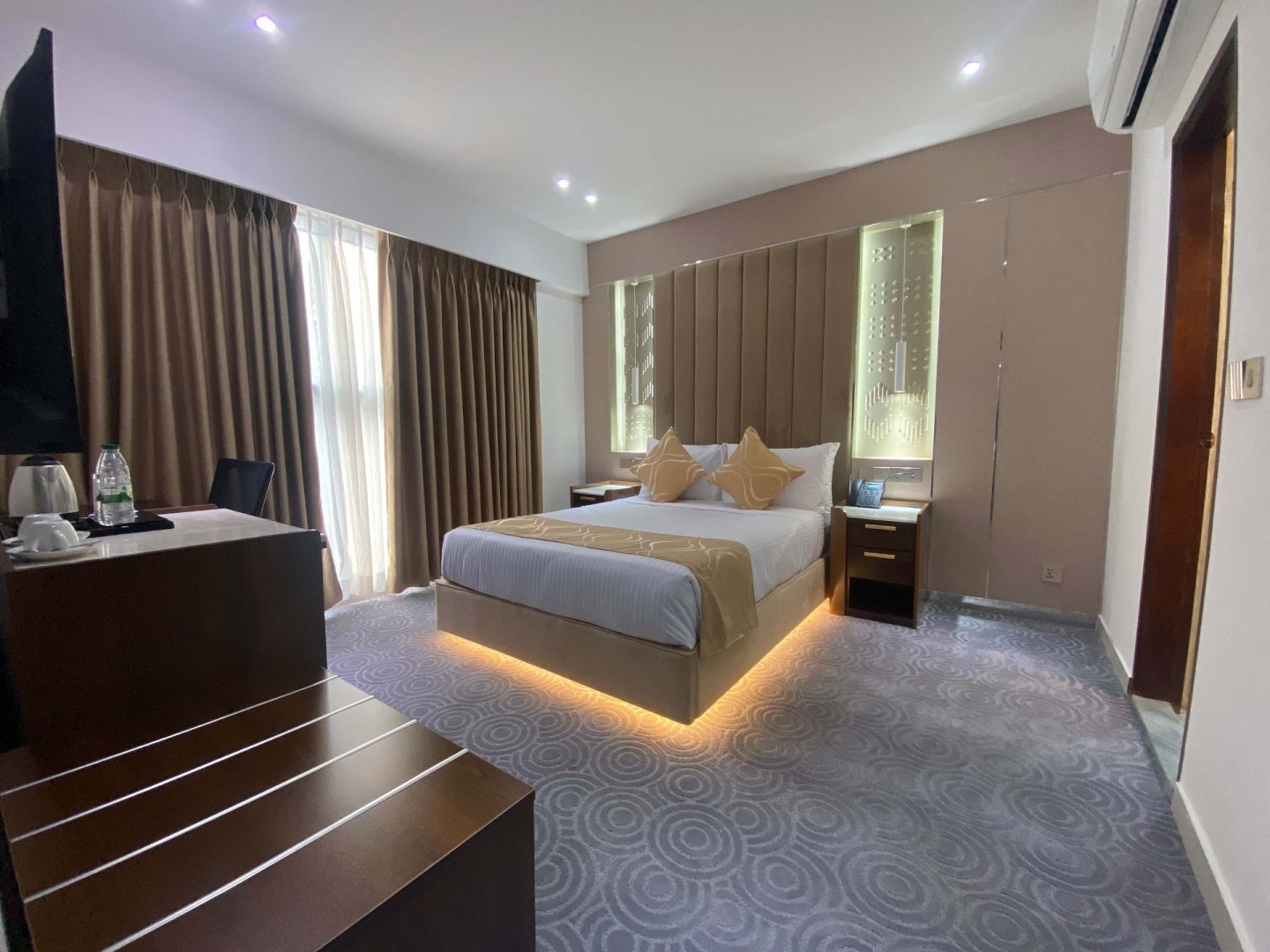 SUPERIOR KING ROOM