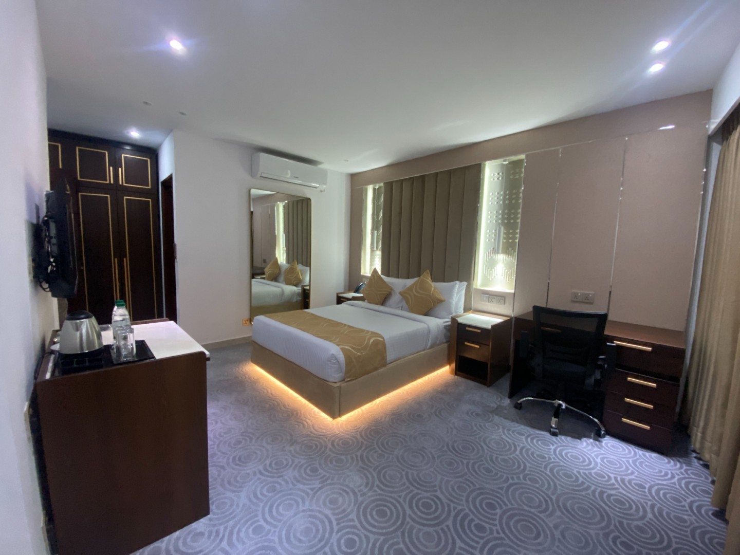DELUXE KING ROOM