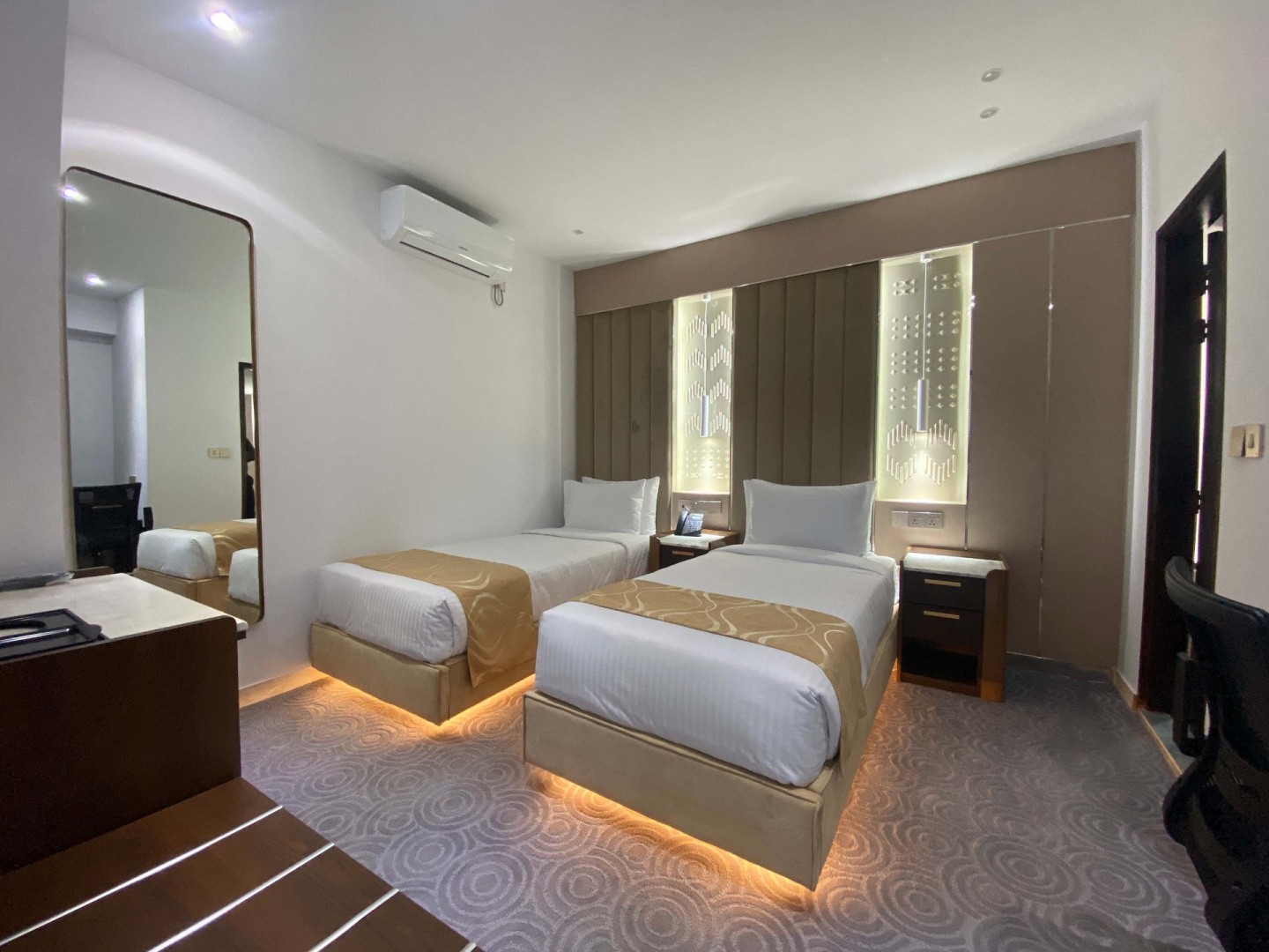 DELUXE TWIN ROOM