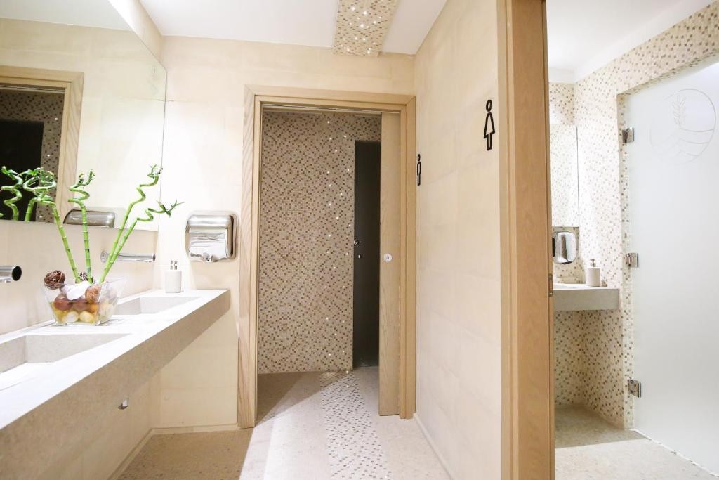 Hotel Vlora Priam, Affiliated by Melia 17/65