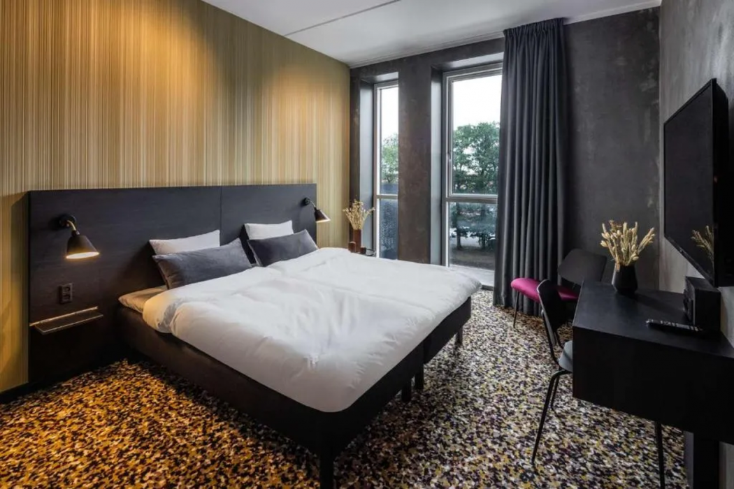 Peak 12 Hotel 14/63