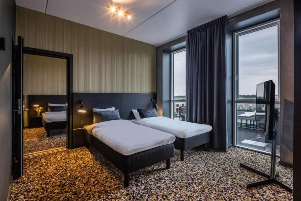 Peak 12 Hotel 12/63