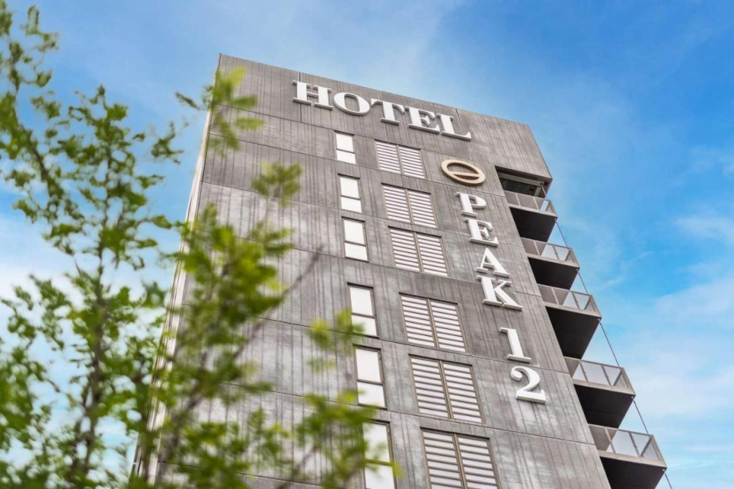 Peak 12 Hotel 2/63