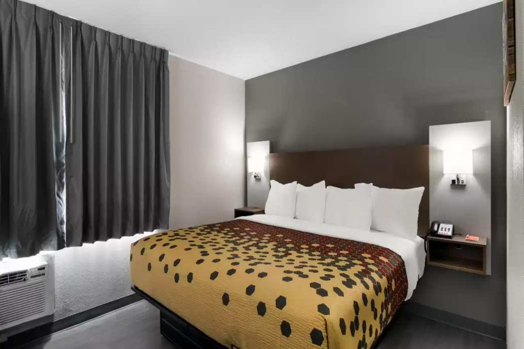 Econo Lodge Portage 10/40