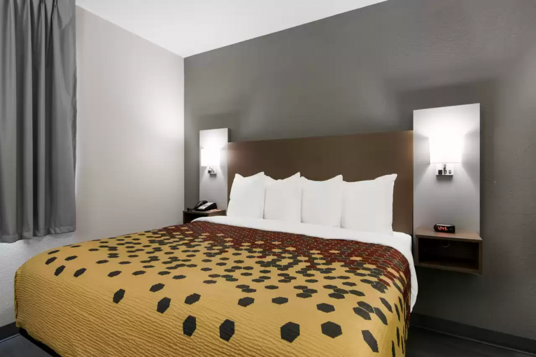 Econo Lodge Portage 8/40