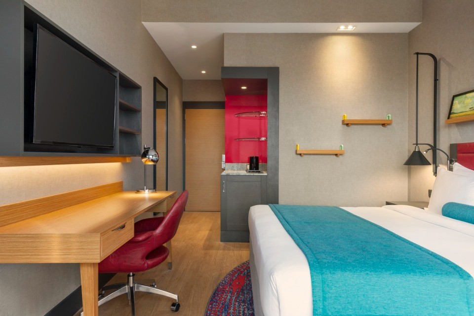 1 king bed, mobility accessible room