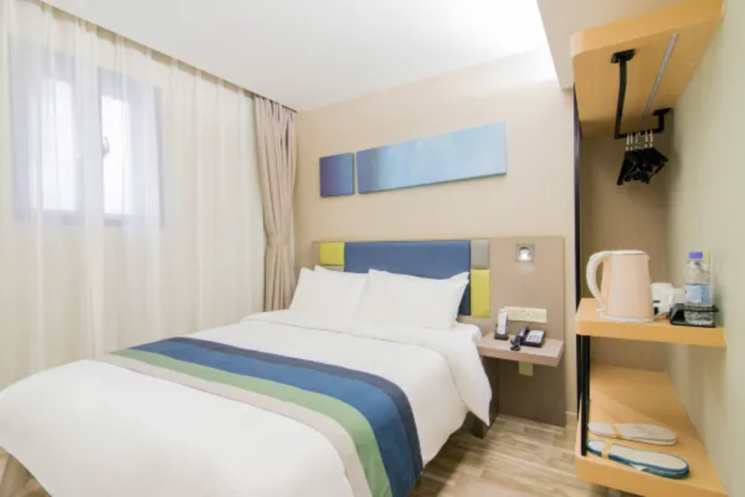Home Inn Selected (South Square of Shanghai Railway Station) 35/63
