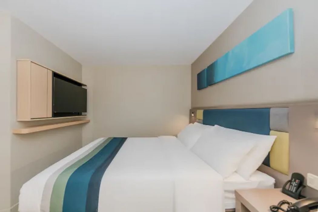 Home Inn Selected (South Square of Shanghai Railway Station) 33/63