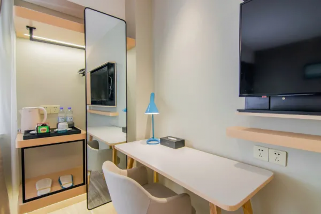 Home Inn Selected (South Square of Shanghai Railway Station) 37/63