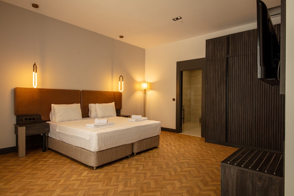 V CENTER HOTEL 20/65