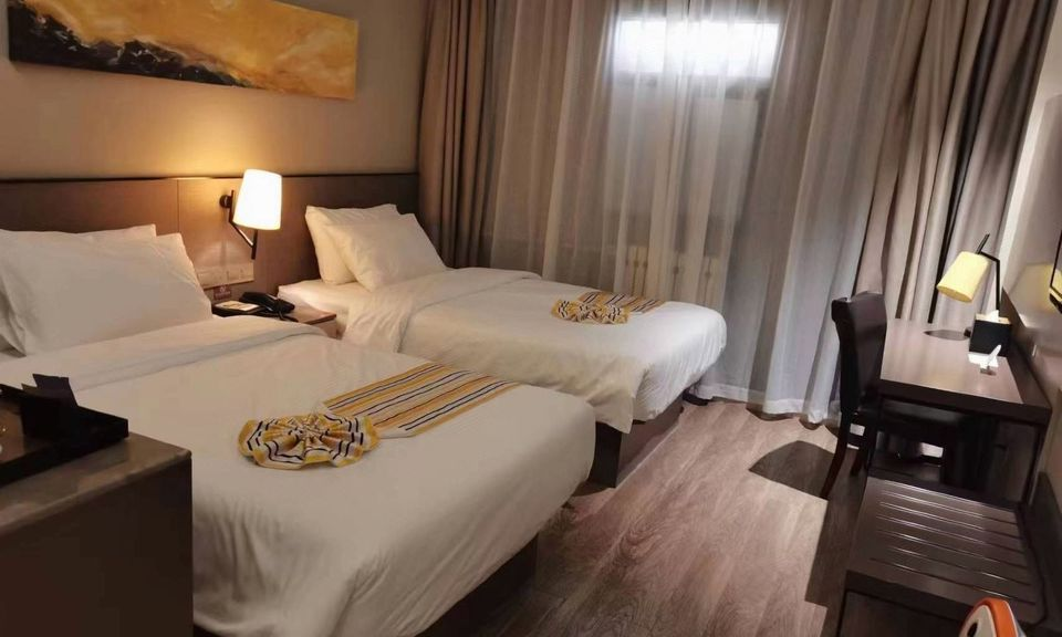 Home Inn Plus(Xiaobailou Metro Station, Nanjing Road, Fifth Avenue, Tianjin) 4/9