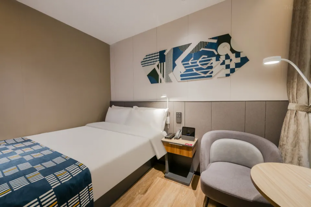 Home inn Aifei Hotel (Shanghai Xintiandi Lujiabang Road Metro Station) 6/10