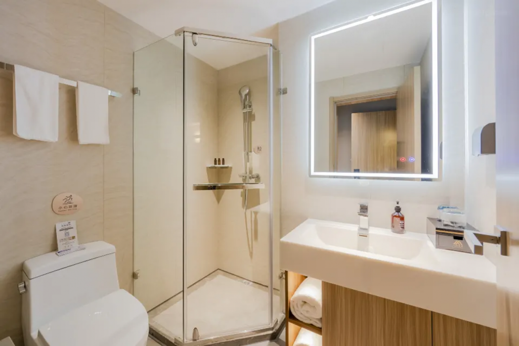 Home inn Aifei Hotel (Shanghai Xintiandi Lujiabang Road Metro Station) 8/10