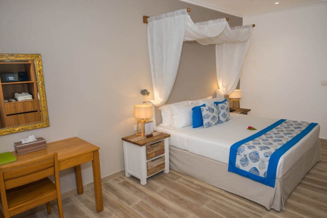 Acajou Beach Resort 11/76