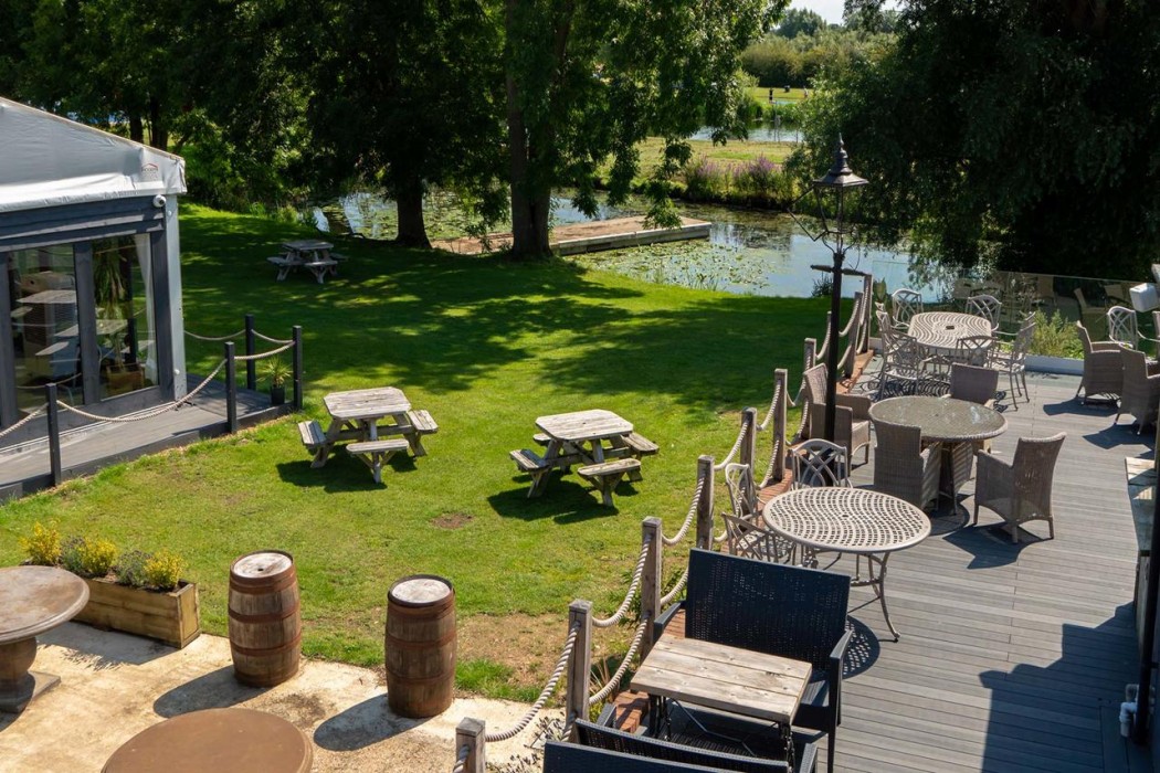 Pike and Eel Hotel and Marina 29/47