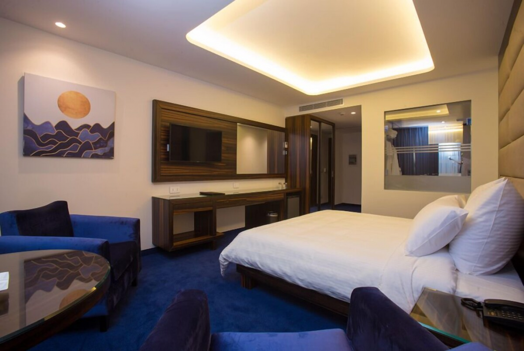 Opera Hotel 13/40