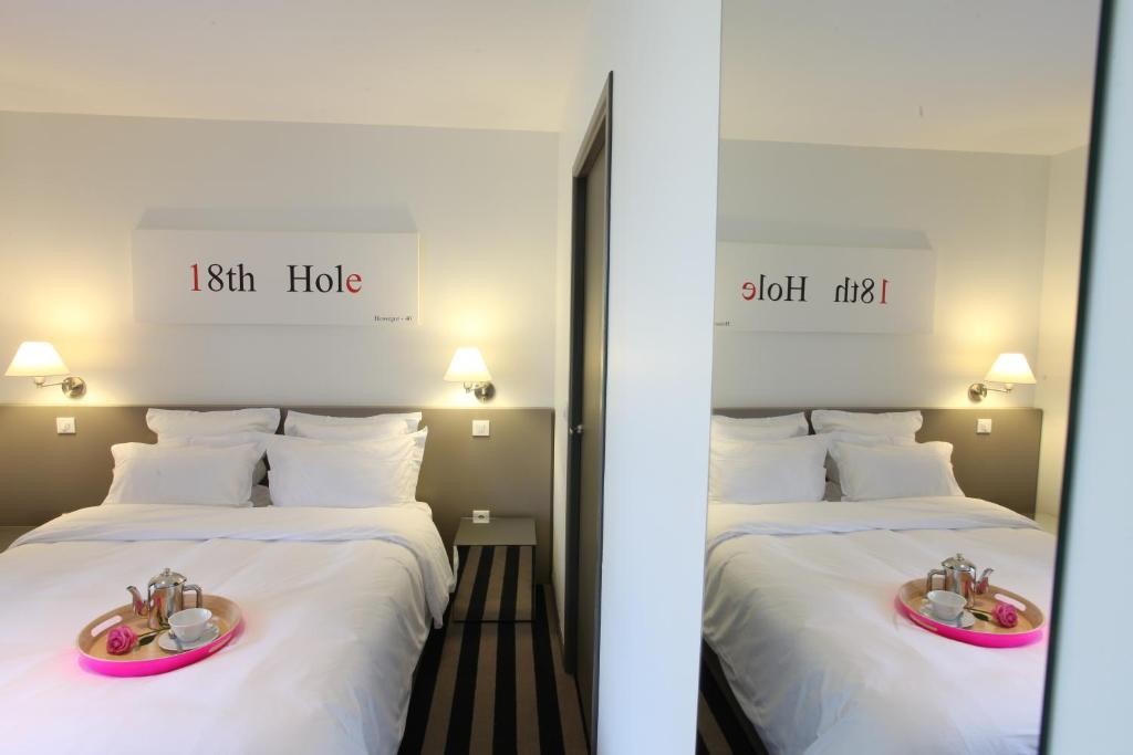Hotel 202 9/47