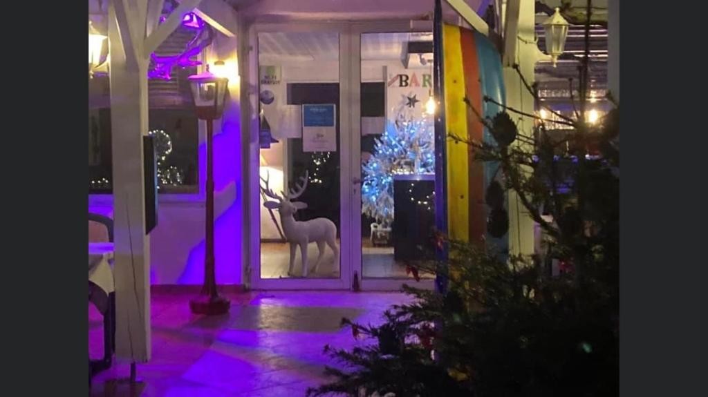 Hotel De La Mer 33/66