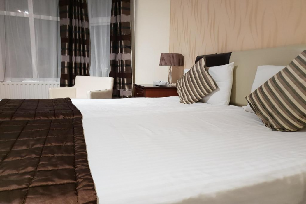 Ascot Hotel 17/50