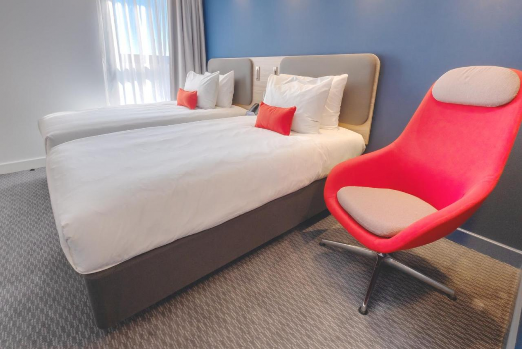 Holiday Inn Express Fleet, an IHG Hotel 6/28