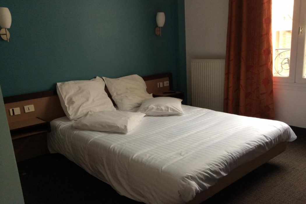 Hotel De La Place 8/23