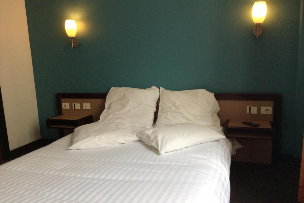 Hotel De La Place 7/23