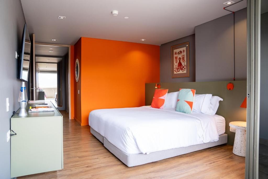 Versus Hotel 18/65