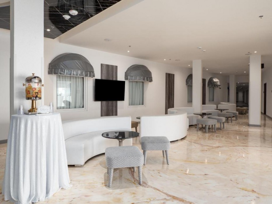 Hotel Mesaluna Short and Long Stay 6/74