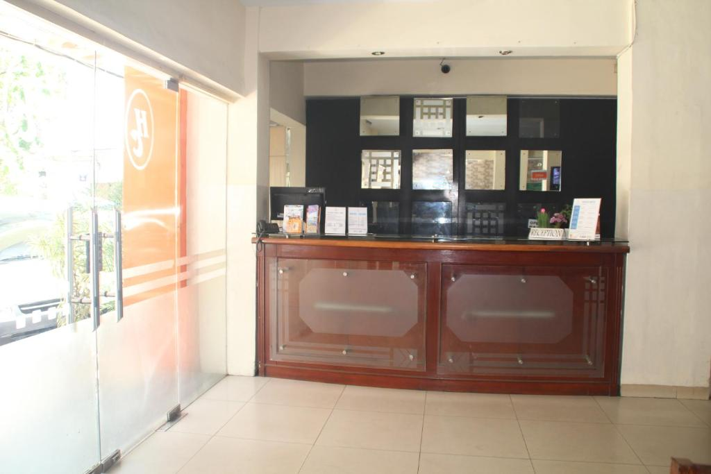 Hotel Celebes 4/56