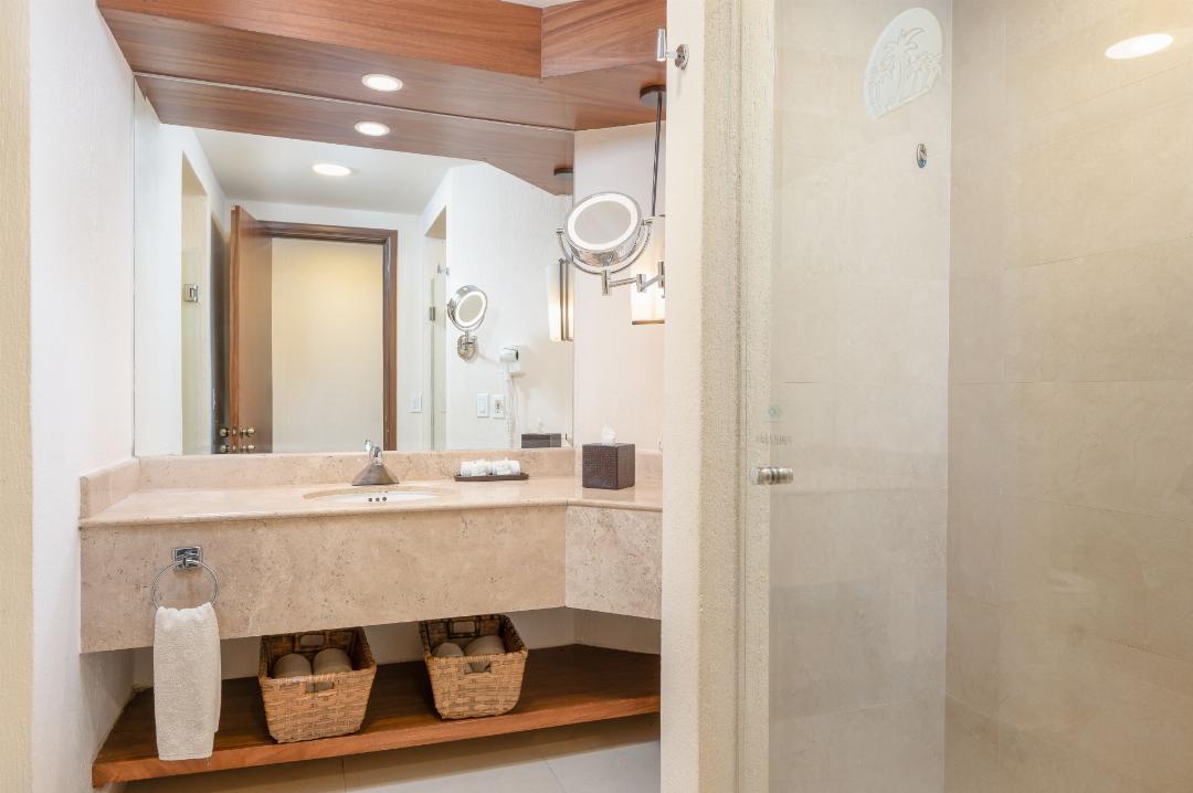 DELUXE PARTIAL OCEAN VIEW