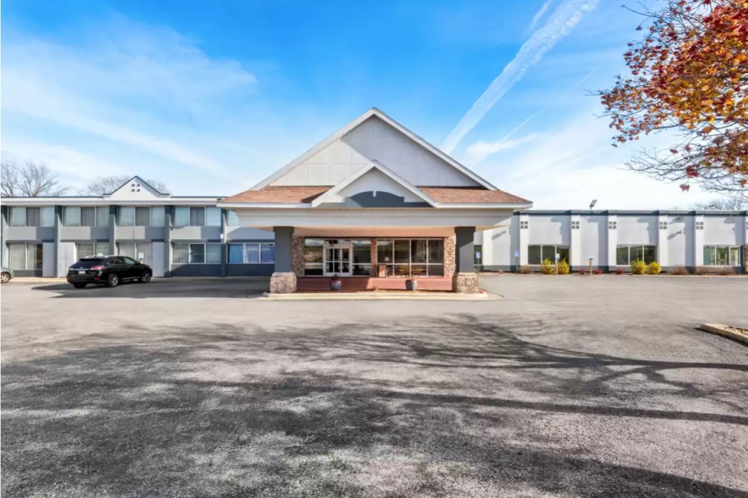 Suburban Studios Fort Dodge 4/44