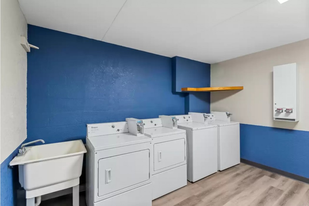 Suburban Studios Fort Dodge 22/44