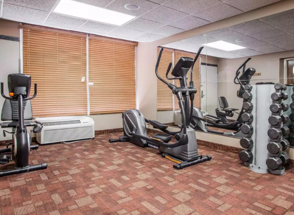 Suburban Studios Fort Dodge 26/44