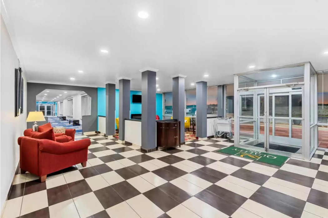 Suburban Studios Fort Dodge 28/44