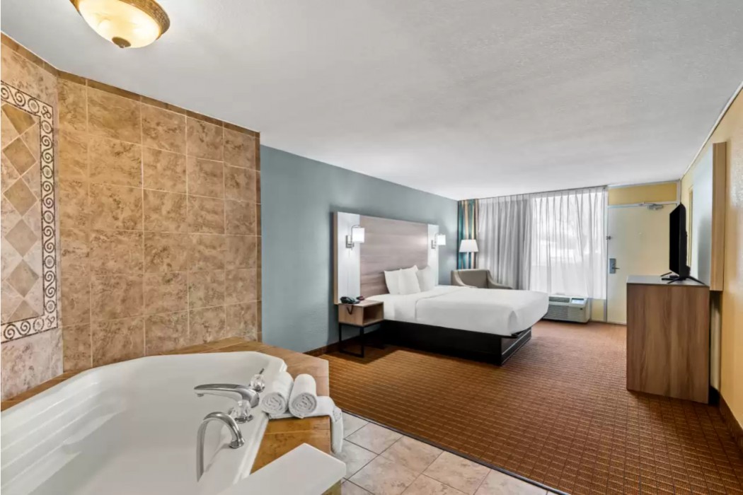 Suburban Studios Fort Dodge 20/44