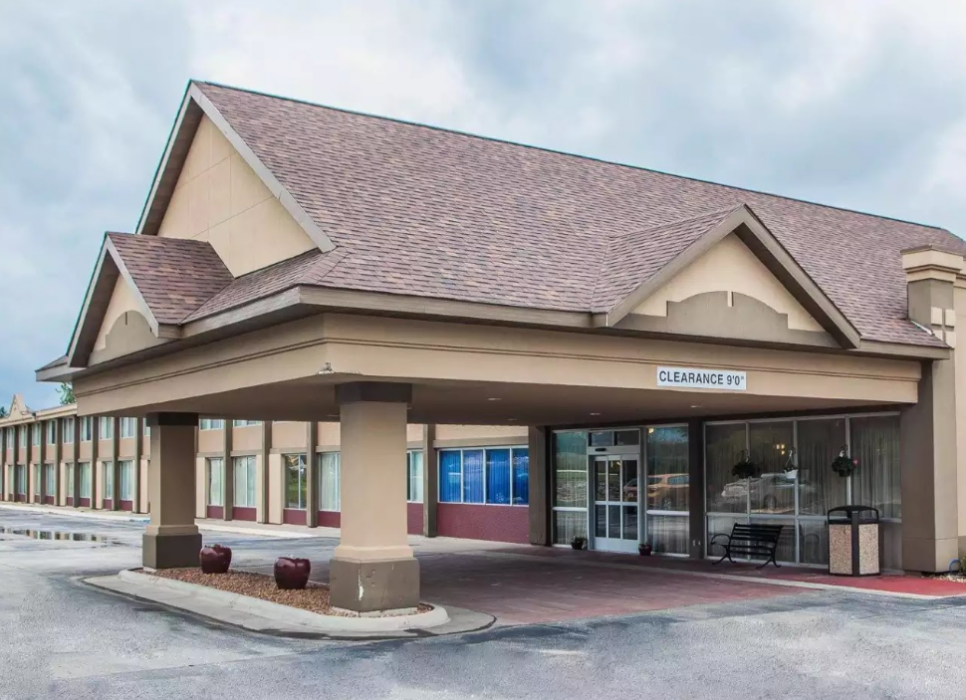 Suburban Studios Fort Dodge 2/44