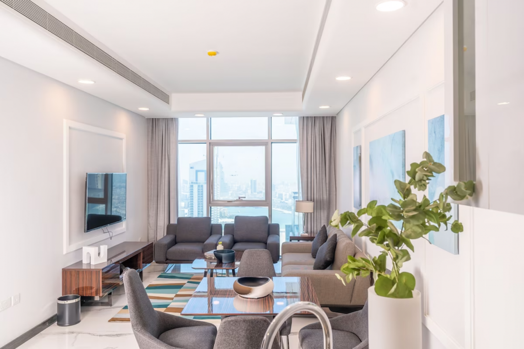 S Plaza Suites Hotel 10/70