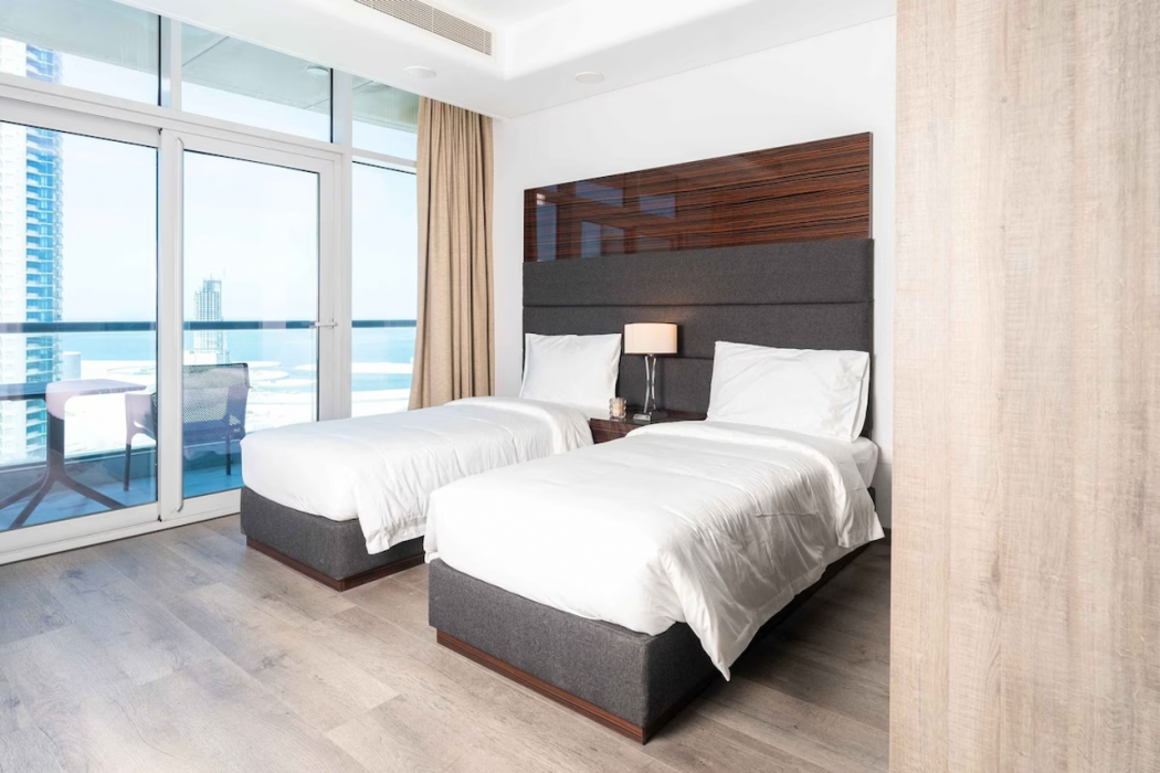 S Plaza Suites Hotel 12/70