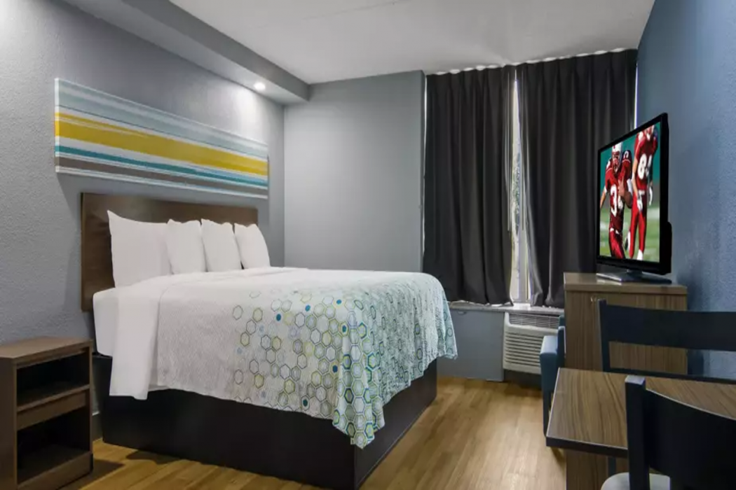 HomeTowne Studios Chicago - N Aurora/Naperville 11/26
