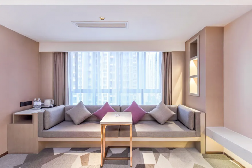 Lifeng Hotel (Chongqing Bishan Light Rail Station Store) 13/31