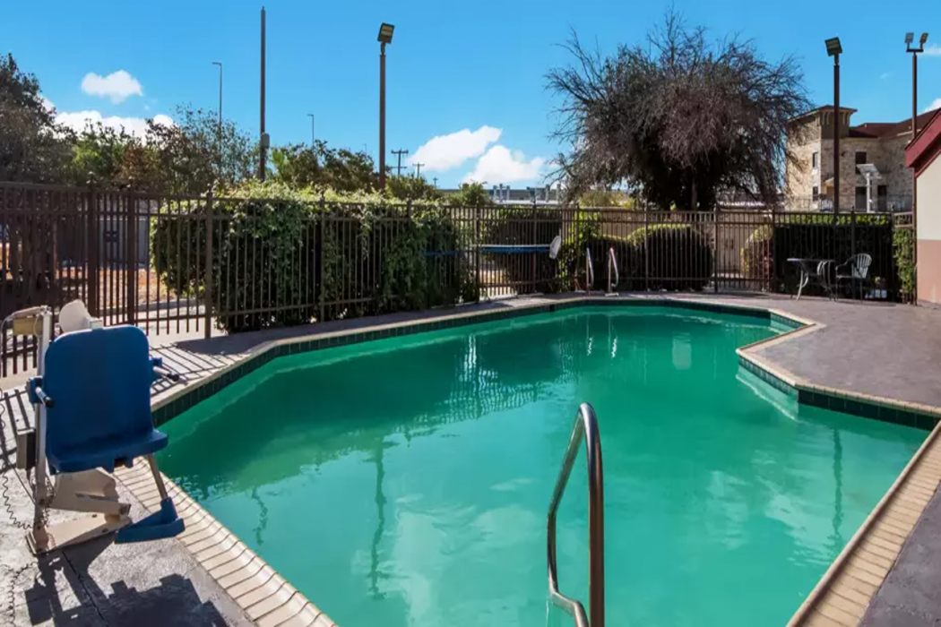 HomeTowne Studios San Antonio - Seaworld/Northwest 16/22