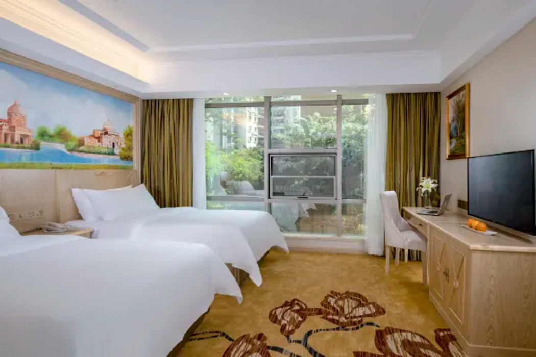 Vienna Hotel (Shenzhen Window of the World, Qiaocheng East Metro Station) 23/59