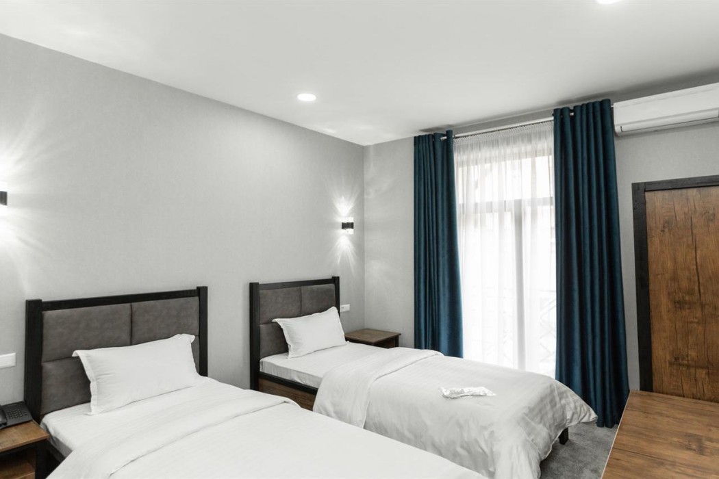 MERCI HOTEL 12/36