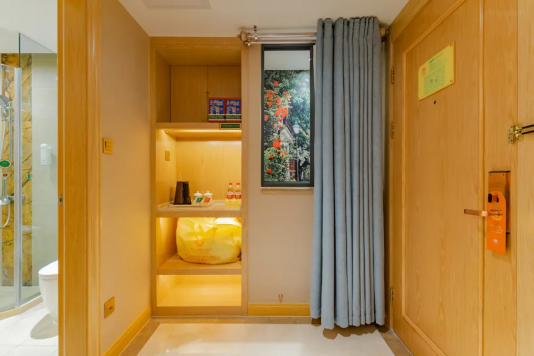 Vienna Hotel (Chongqing Jiefangbei Pedestrian Street) 7/11