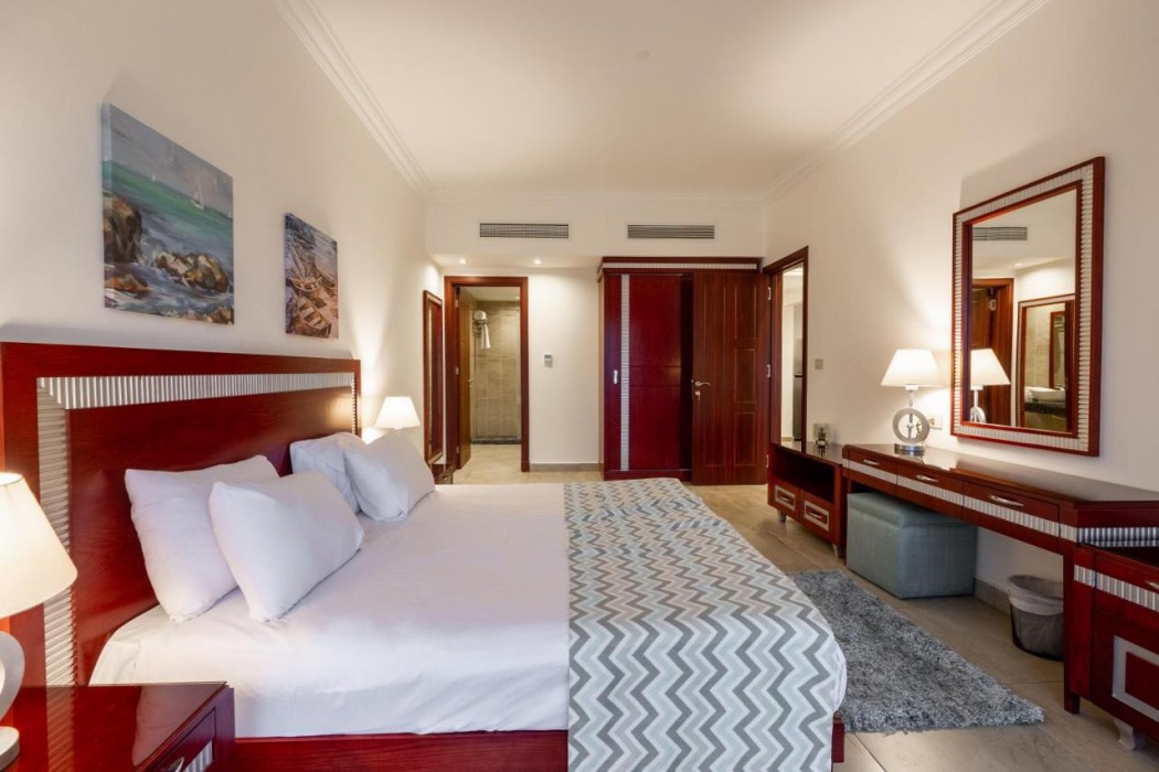 Oyster Bay Beach Suites 6/60
