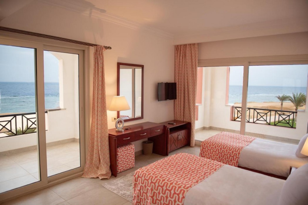 Oyster Bay Beach Suites 7/60